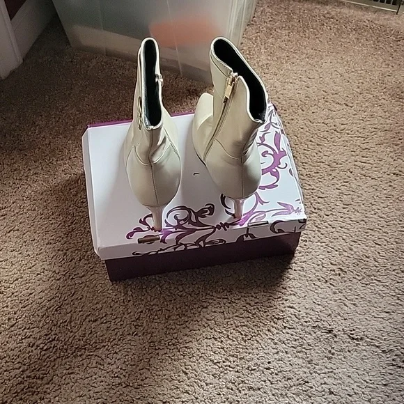 Shoes - Picture 4 of 4